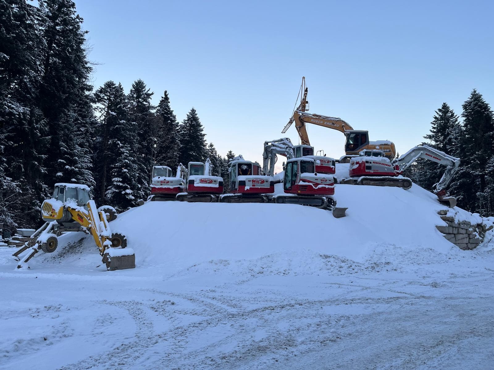 Fuhrpark von Rusch Erdbau mit Bagger und Lkw