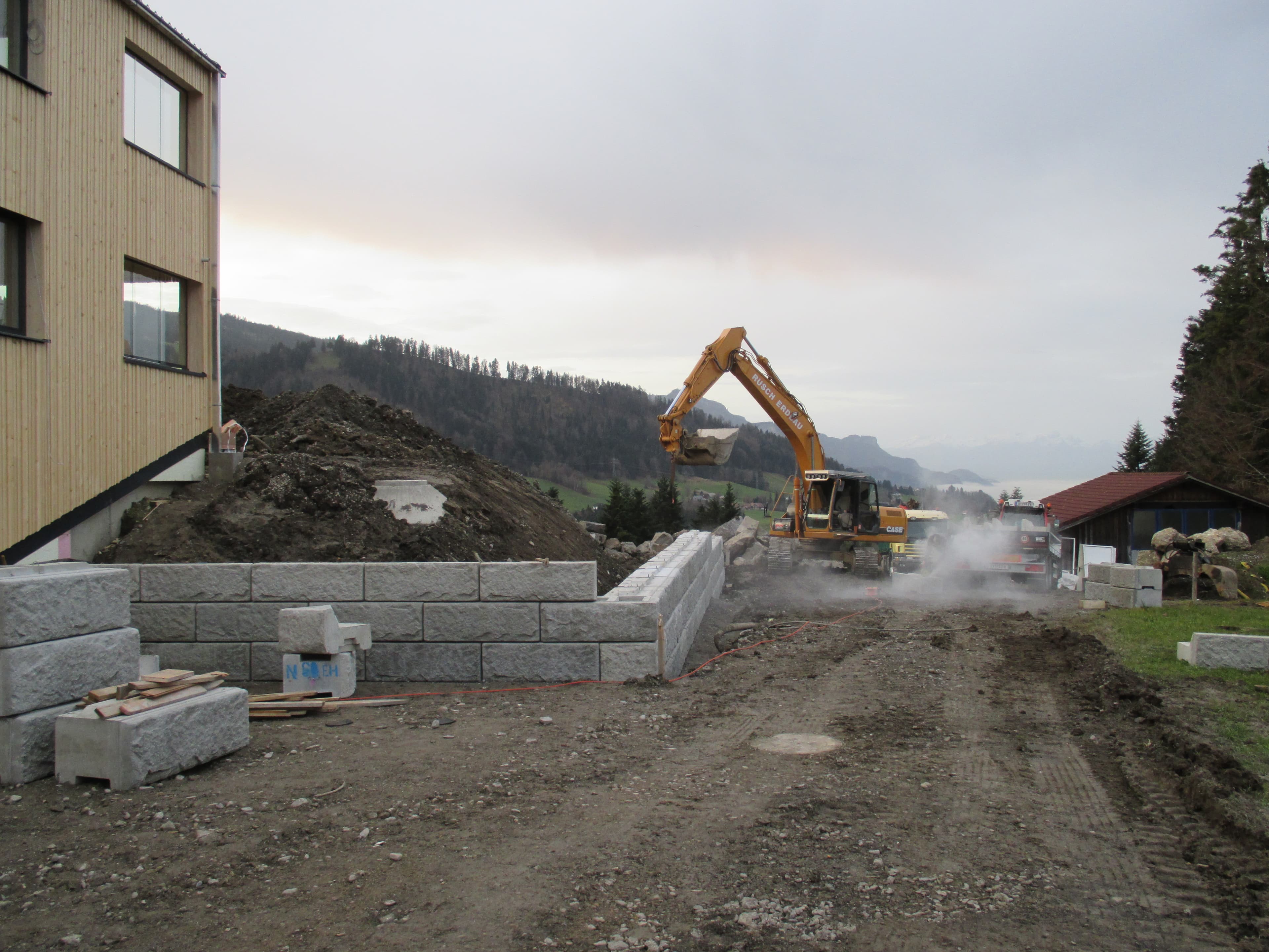 Rusch Erdbau Baustelle mit Stützmauer